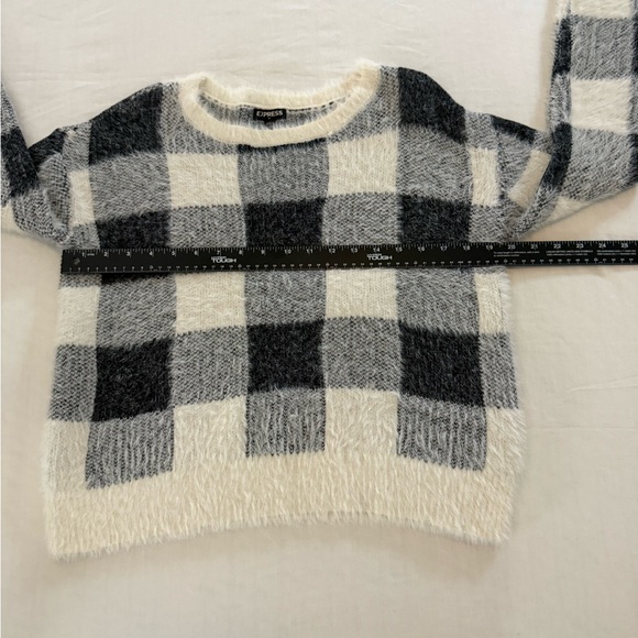 Express Black White Plaid Fuzzy Knit Sweater Cropped Long Sleeve Size Small - Picture 4 of 7